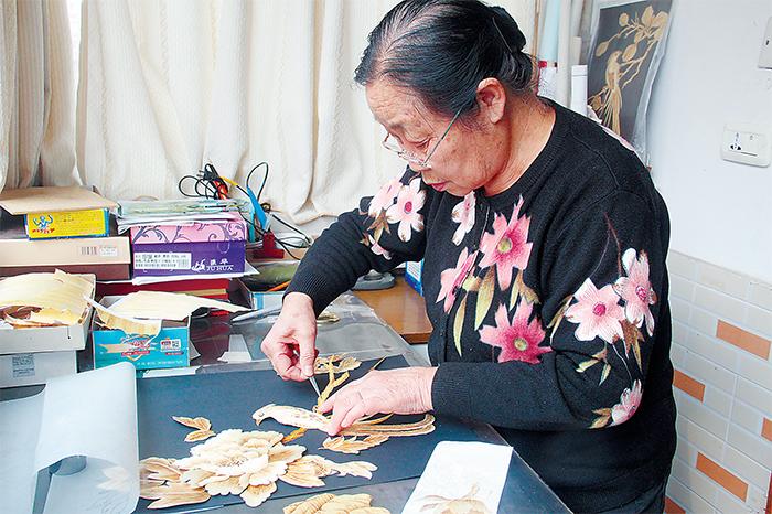 72歲老人的別樣生活:剪紙、做麥秸畫、旅游寫生